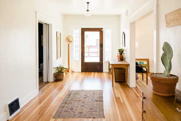 7 formas de usar o espaço acima das portas sem comprometer a decoração