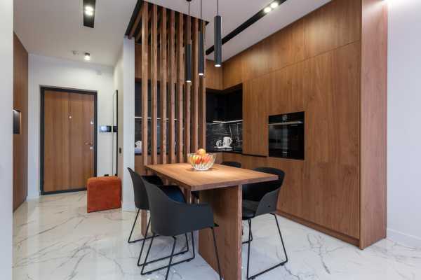 Onde encontrar móveis verticais prontos para ambientes compactos